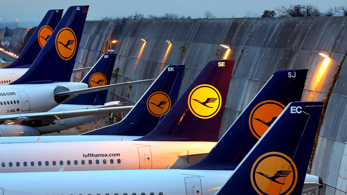 Samolot niemieckich linii lotniczych Lufthansa, lecący z Houston do Frankfurtu, przymusowo lądował w poniedziałek wieczorem na lotnisku im. Kennedy'ego w Nowym Jorku po tym jak dyrekcja linii otrzymała anonimowy telefon o bombie na pokładzie - poinformowały władze.