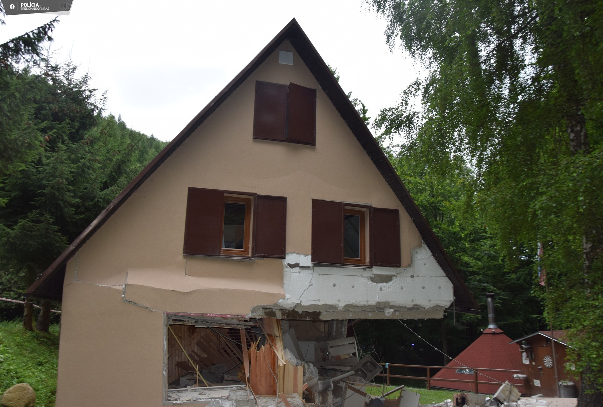 Chata bola výbuchom poškodená natoľko, že hrozí nebezpečenstvo zrútenia časti budovy.