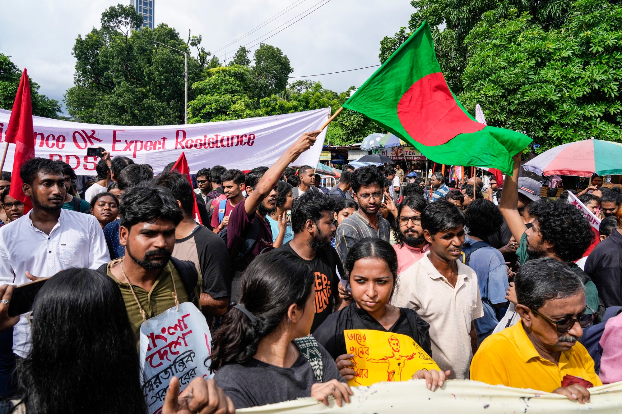Bangladéš oznámil zavedenie zákazu vychádzania a nasadenie vojenských jednotiek po niekoľkodňových protestoch.