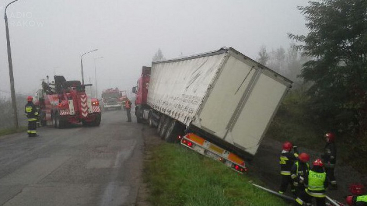 Uwaga kierowcy bardzo duże utrudnienia na ulicy Podbipięty w Krakowie. Tir wiozący wodę mineralną zjechał na pobocze i mocno się przechylił. Samochód z ważacym wiele ton ładunkiem, w każdej chwili może runąć do rowu.