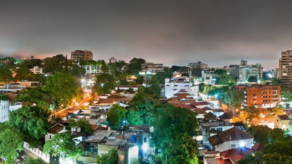 Nocna panorama Caracas (zdjęcie ilustracyjne)