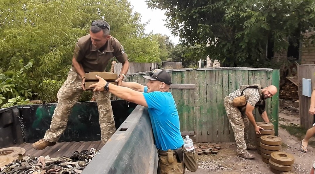 Żołnierze pakują miny na pickupa