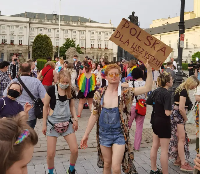 Taneczny protest przeciwko &quot;Karcie rodziny&quot; pod Pałacem Prezydenckim