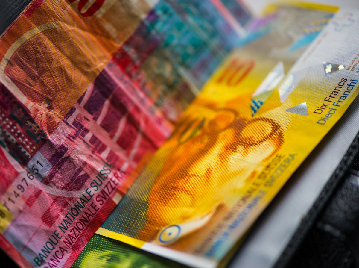 Najprościej rzecz ujmując, jest to zapis umowy odsyłający do stosowanych przez bank kursów walutowych