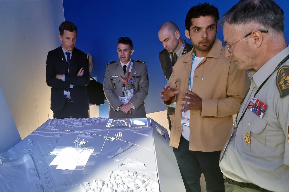 Delegacija Vojske Srbije na vazduhoplovnom sajmu u Parizu