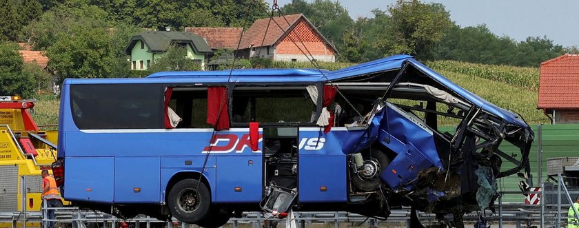 Autokar wpadł do wybetonowanego rowu przy autostradzie. Siła uderzenia była tak wielka, że cały przód został kompletnie zmiażdżony, a ludzie zakleszczeni w środku