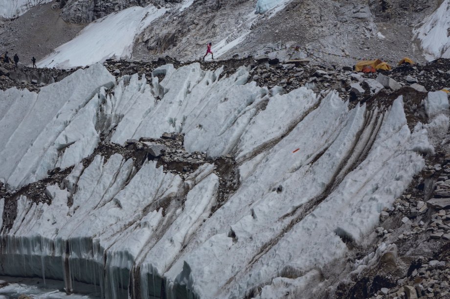 Lodowiec Khumbu błyskawicznie się topi, to również trasa maratonu, tu przebiegam pierwszy kilometr. Rumowisko, lód, kamienie małe i duże. O 7 rano wszystko związane lodem, chłodno - temperatura poniżej zera. Czuję się jak pyłek. Kim się jest w tym całym wszechświecie?