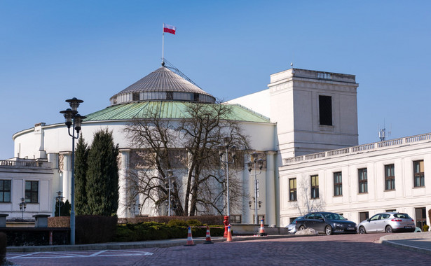 Mocny spadek poparcia dla PO i duży wzrost notowań PiS. SONDAŻ