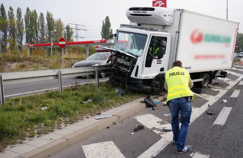 Ruda Śląska. Wypadek na DTŚ-ce. Iveco najechało na tył renaulta 