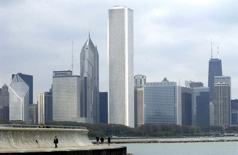 USA są również w gronie liderów światowego handlu. Od momentu wybuchu recesji wartość eksportu dóbr i usług z tego kraju wzrosła o 40 proc. Na zdjęciu: najwyższy budynek w Chicago - siedziba Aon Corporation (346,3 m wysokości, ukończony w 1973 r.). Chicago to trzecie po nowym Jorku i Los Angeles miasto USA.