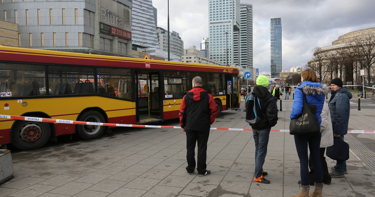 Na Przystanek Wjechał Autobus Pełen Ludzi Autobus wjechał w ludzi przy Dworcu Centralnym - Wiadomości