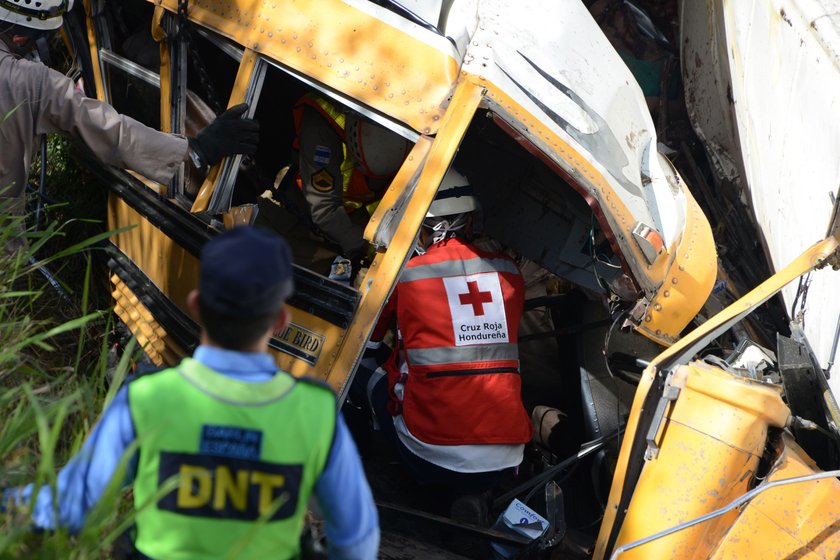 Autobus szkolny zderzył się z ciężarówką. Wiele ofiar!