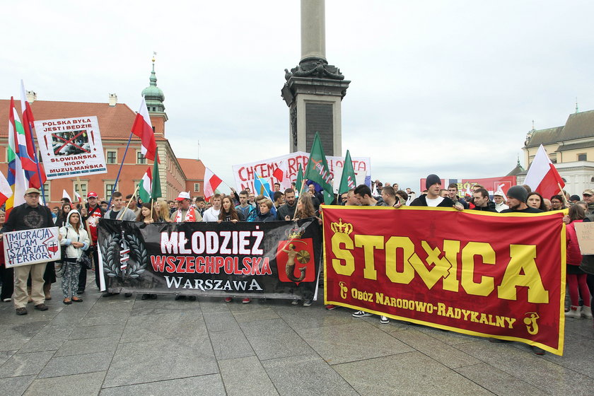 Około 500 osób przyszło na plac Zamkowy. Manifestują przeciwko imigrantom