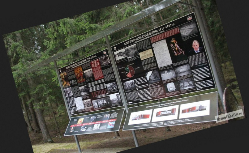 Tablica z informacjami o rosyjskich jeńcach na cmentarzu w Katyniu