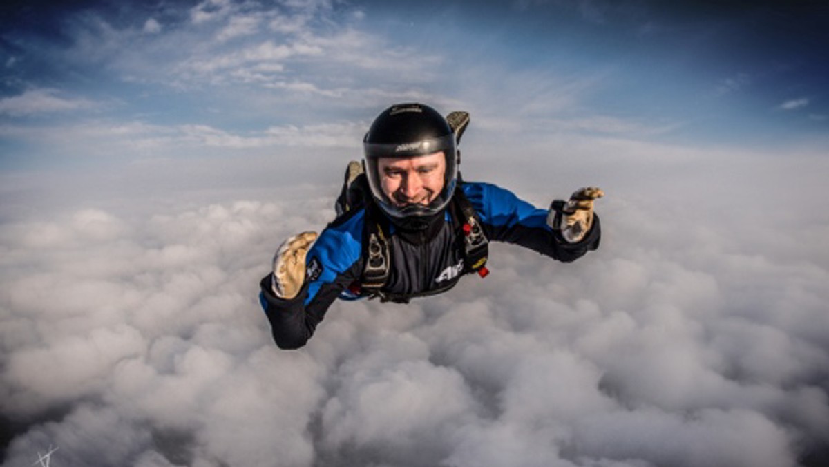 Tomasz Kozłowski po spektakularnym skoku ze stratosfery pokazał, że łatwiej pokonać niesłychanie złożone trudności techniczne, niż własne słabości. To drugie jest znacznie trudniejsze. Pokonanie samego siebie jest także wartością dla innych.