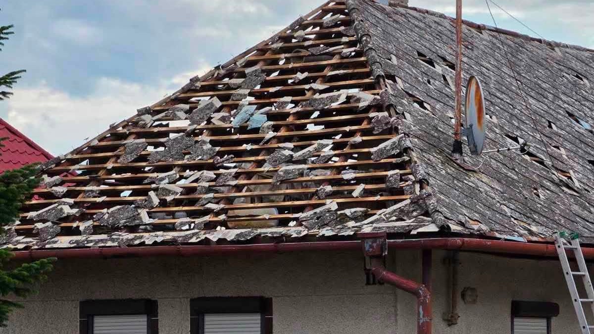 Po krupobití na Zemplíne vyhlásili mimoriadnu situáciu v šiestich obciach. 