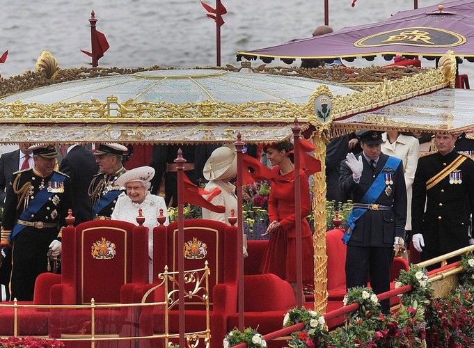 Królowa Elżbieta II wraz z gośćmi podczas obchodów swojego jubileuszu