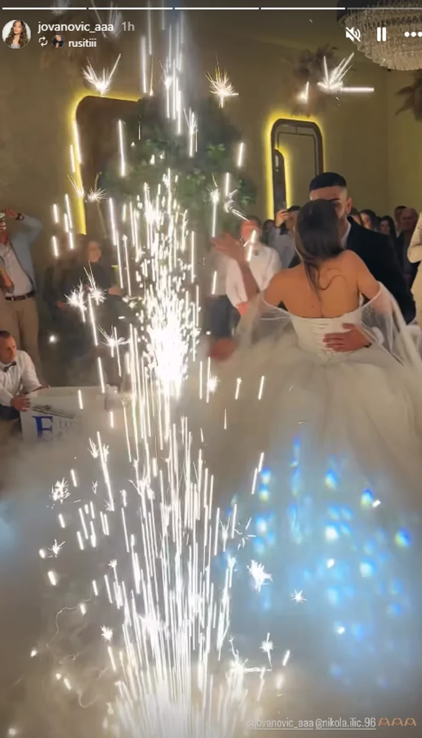Čestitamo! Udala se Ana Jovanović! Mladoženja nosi nanogicu, a ona venčanicu sa golim ramenima i leđima!