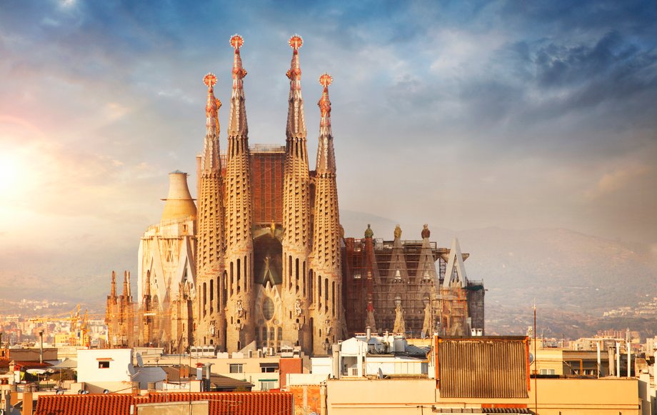 Sagrada Familia góruje nad innymi budynkami starej części Barcelony