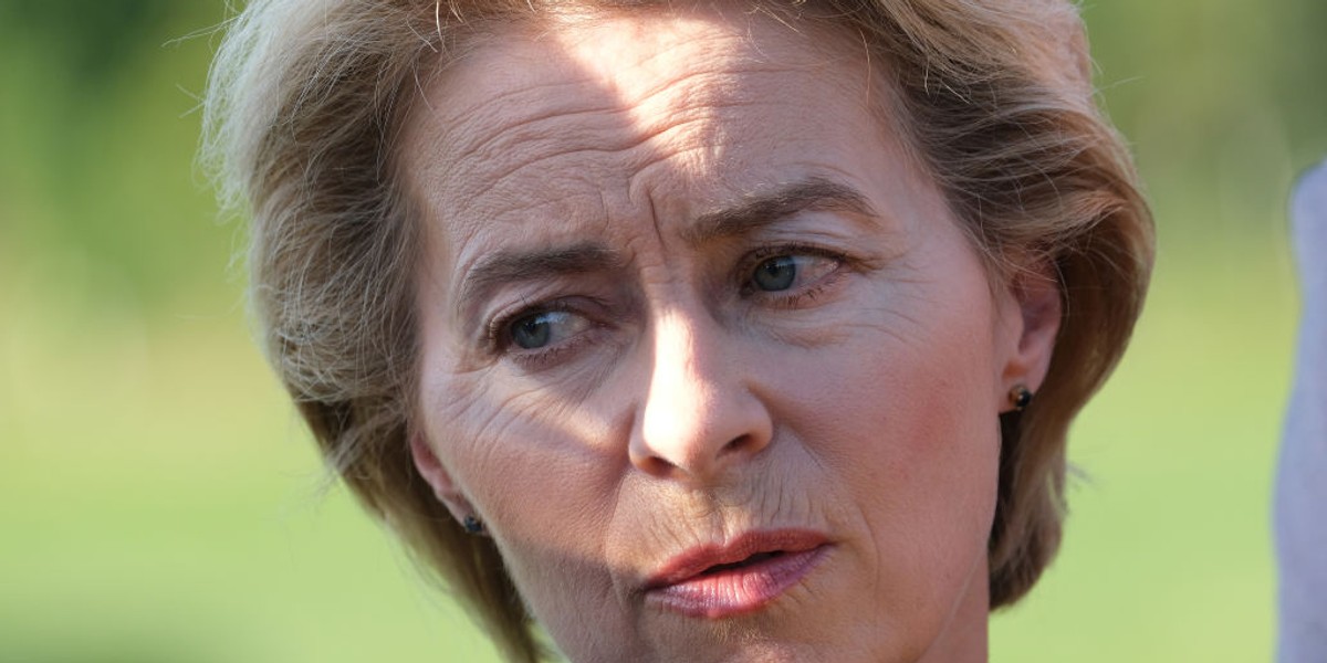 Ursula von der Leyen z wykształcenia jest ekonomistką i lekarzem. Do polityki weszła w latach 90., a do niemieckiego rządu po raz pierwszy w 2005 r. W gabinecie Angeli Merkel była ministrem rodziny, pracy oraz obrony. 