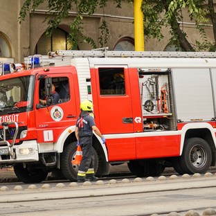 Hét tűzoltó megsérült a viharkárok felszámolása közben
