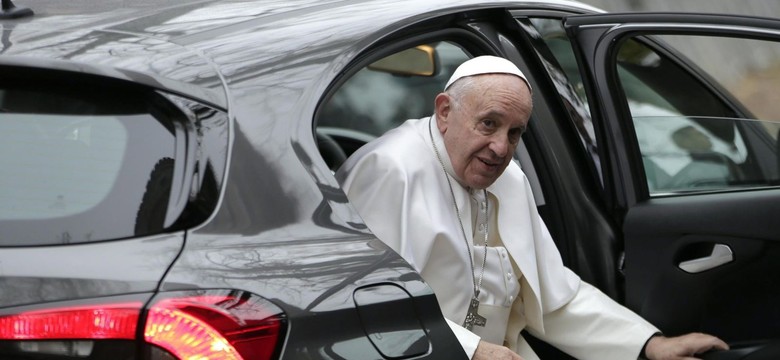 Lepszy niż maybach. Papież Franciszek nowym fiatem tipo pojechał na spotkanie z królem