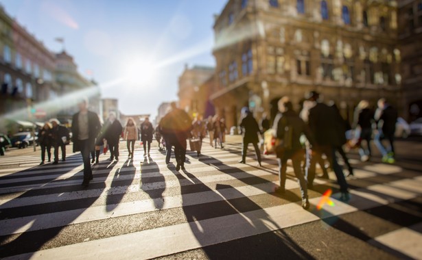 Zarobki Polaków. Sektor publiczny nie miał jeszcze obniżek wynagrodzeń