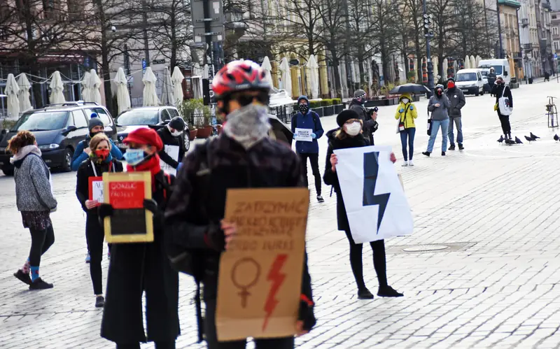 Kraków: Kolejkowy Strajk Kobiet &quot; Odrzuć projekt Godek &quot; zorganizowany przez Strajk Kobiet na Rynku Głównym Fot. M.Lasyk/REPORTER