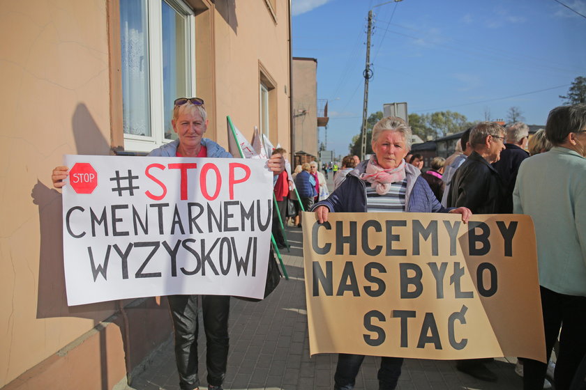 Mieszkańcy Brzezin protestują przeciw wysokim opłatom na cmentarzu 