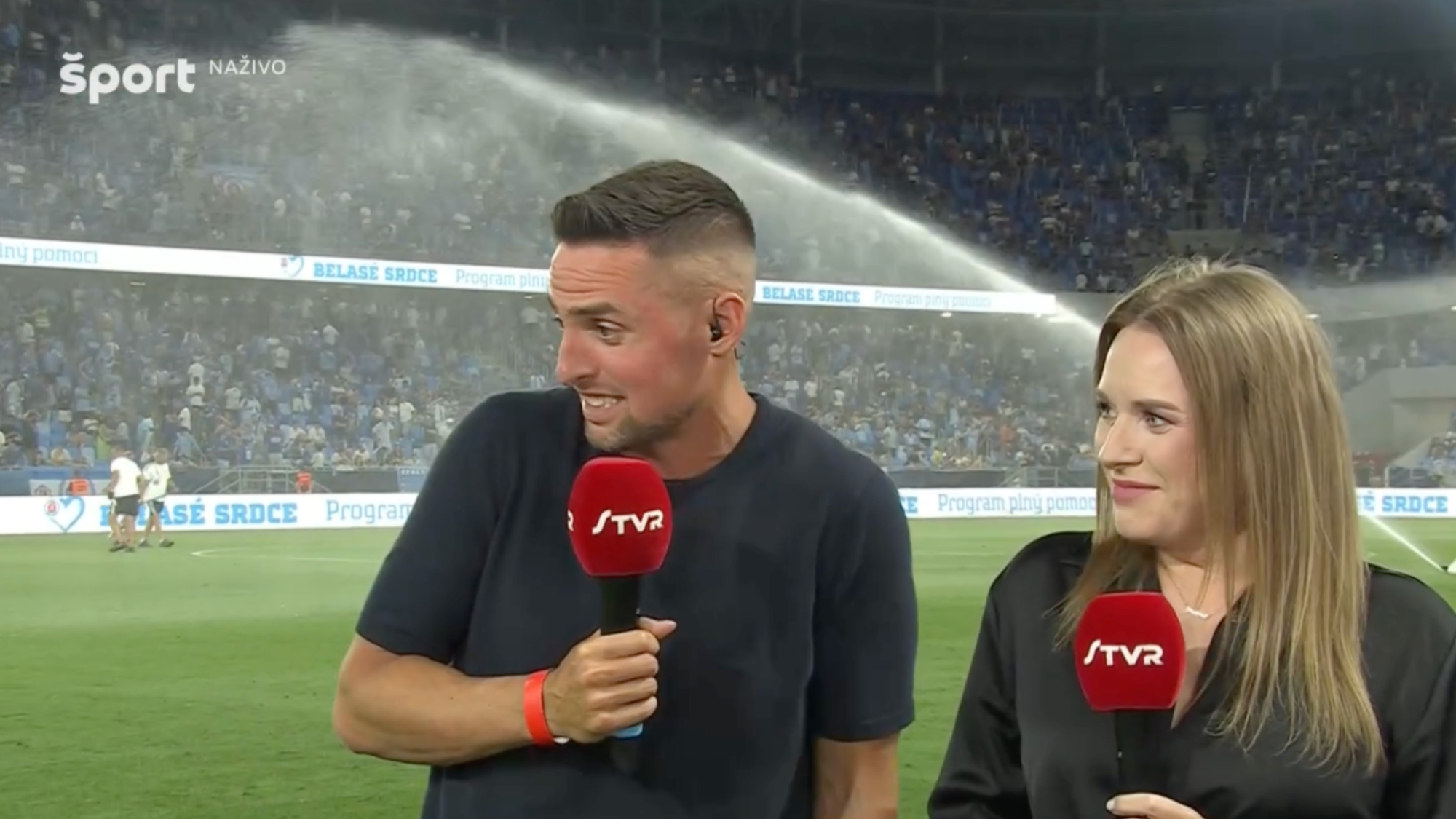 Bývalý futbalista Róbert Mak a redaktorka STVR utekali pred vodou v živom vysielaní.