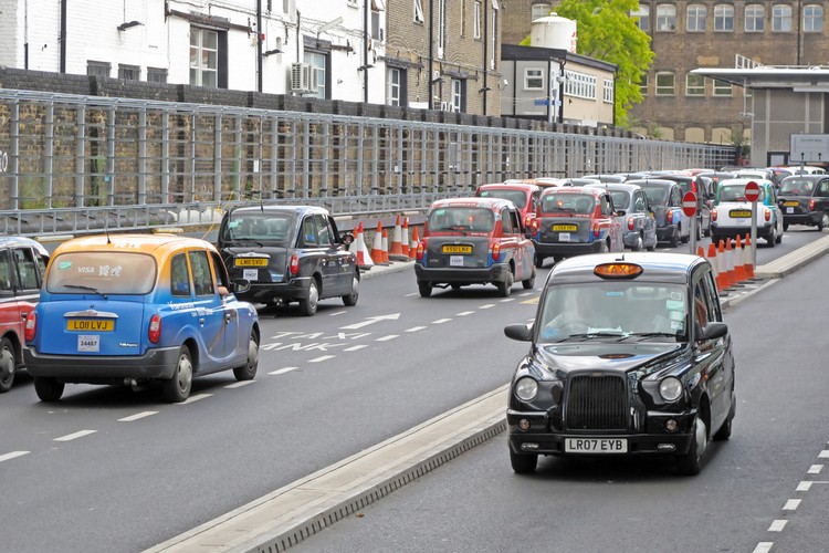 Największy na świecie protest przeciwko działalności Ubera odbył się w Londynie, gdzie setki taksówek zablokowały jedną z głównych ulic miasta. Ich właściciele domagali się zdelegalizowania amerykańskiej firmy. Choć burmistrz miasta wyraził ubolewanie i współczucie w stosunku do taksówkarzy, to jednak podkreślił, że wprowadzenie prawnego zakazu, uniemożliwiającego prowadzenie działalności przez Ubera, może okazać się bardzo trudne.