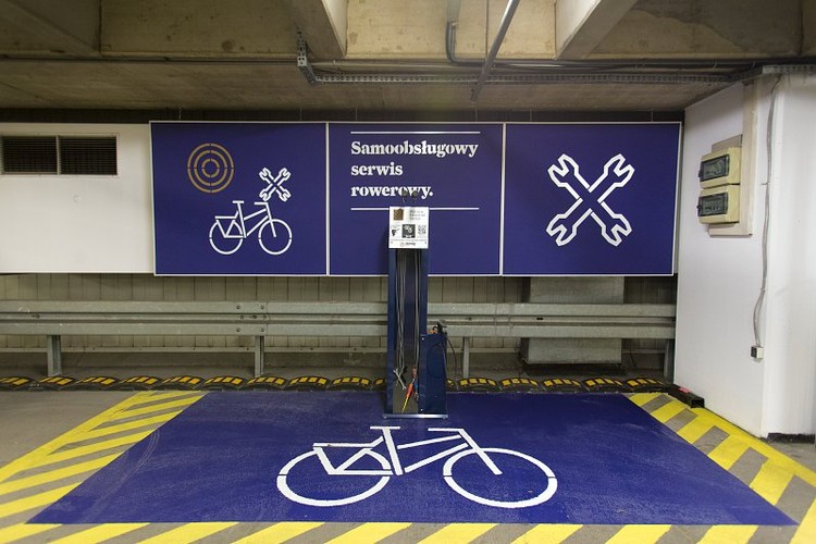 W biurowcach najnowszej generacji nie może także zabraknąć bogatej oferty usług dodatkowych. O atrakcyjne udogodnienia dla najemców zatroszczyli się właściciele WFC, w którym znajduje się m.in. 350 miejsc parkingowych dla samochodów i rowerów. Rowerzyści mogą skorzystać ze specjalnie dla nich przygotowanych łazienek z prysznicami. Na terenie biurowca znajduje się kiosk, dwa punkty gastronomiczne oraz bankomat. Niezwykła lokalizacja budynku w samym centrum Warszawy sprawia, że wszelkie usługi są w zasięgu ręki. W ich lokalizacji pomaga właśnie aplikacja mobilna. <br><br>

Mądre zarządzanie budynkiem to zatem także kreowanie jego marki, dzięki czemu najemcy postrzegają biurowiec jako przyjazny. Ważne jest też podkreślanie czym wyróżnia się on na tle konkurencji, jakie są jego zalety, wynikające np. z lokalizacji. Profesjonalni inwestorzy w komunikacji odwołują się także do jasno określonych wartości dla danego budynku, ponadto nieustannie monitorują rynek i analizują obszary, które przegapiła konkurencję.