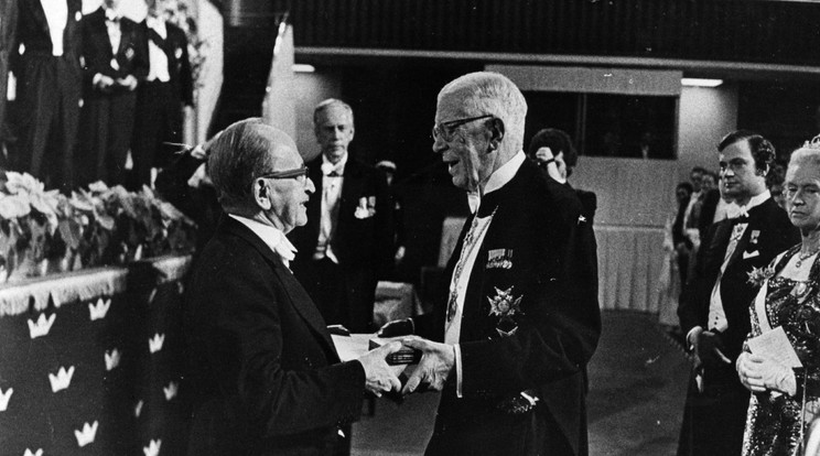 Gábor Dénes átveszi a fizikai Nobel-díját VI. Gusztáv svéd királytól, 1971-ben/ Fotó: Getty Images