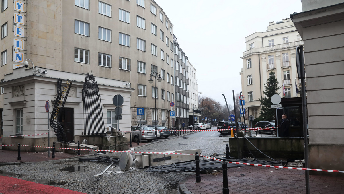 Warszawa: tir wjechał w bramę Kancelarii Prezydenta