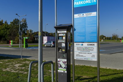 Kara dla zarządcy parkingów pod dyskontami i szpitalami. Firma odpowiada na zarzuty