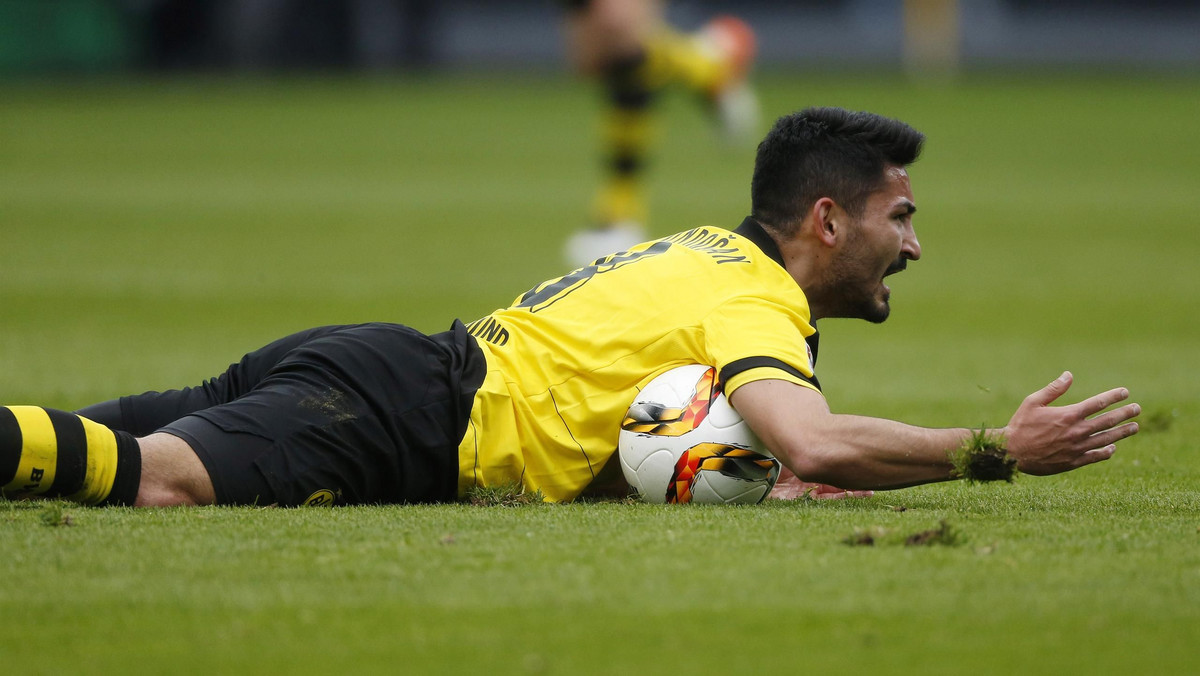 Borussia Dortmund poinformowała w piątek, że Ilkay Guendogan nie zagra nie tylko w ostatnich meczach obecnego sezonu, ale również zabraknie go na rozpoczynających się w czerwcu mistrzostwach Europy we Francji. Spowodowane to jest kontuzją kolana, której niemiecki pomocnik doznał na piątkowym treningu.