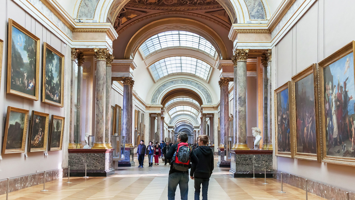 Luwr zwiedziło w zeszłym roku 10,2 mln osób, co stawia to paryskie muzeum na pierwszym miejscu na świecie. W porównaniu z rokiem 2017 był to wzrost o 25 proc. „Jak dotąd żadne muzeum nie osiągnęło takiego wyniku” – podkreśliła dyrekcja Luwru.