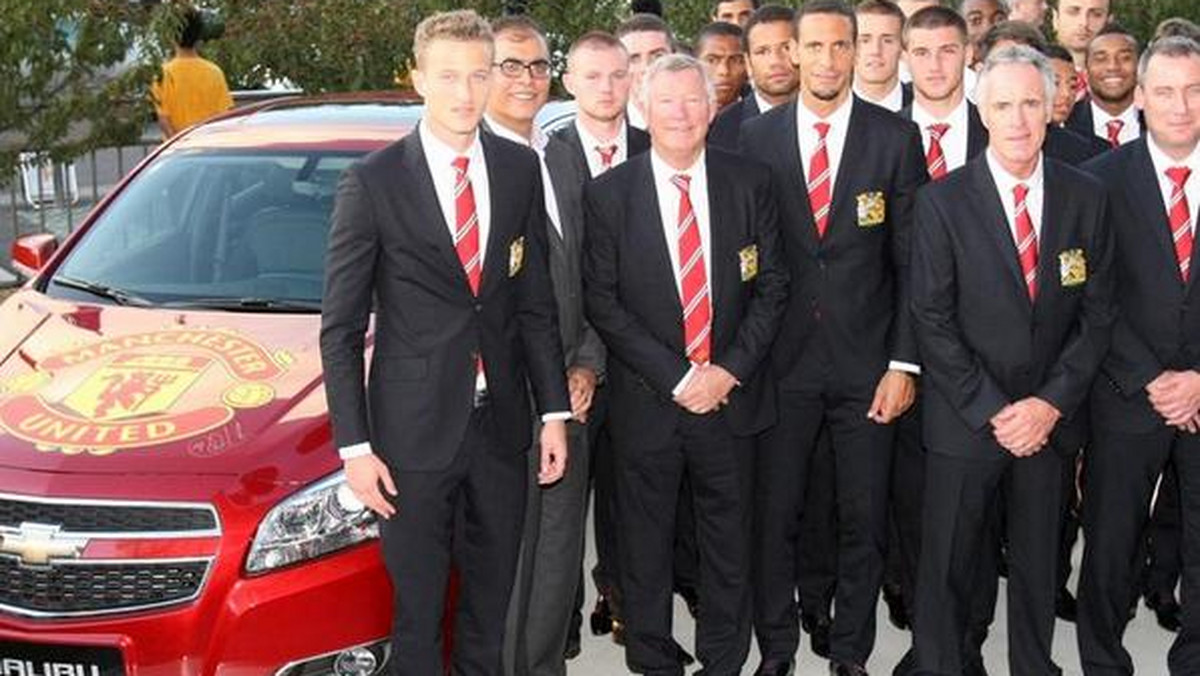 Manchester United niedawno podpisał kontrakt z Chevroletem, którego logo na koszulkach graczy będzie widniało od początku sezonu 2014/2015. Marka już teraz zaoferowała zawodnikom z pierwszego składu wybór luksusowych samochodów, ale...