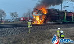 Dramatyczny wypadek pod Trzemesznem. Ciężarówka wjechała pod pociąg, pojazdy stanęły w płomieniach