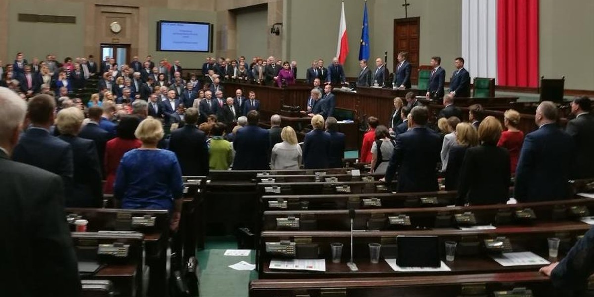 Posłowie nie chcieli uczcić Mazowieckiego. Wyszli z sali