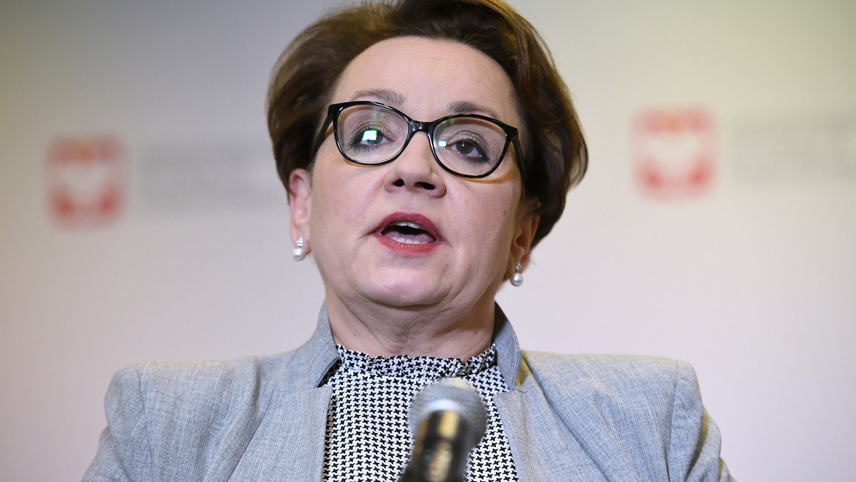 Mamy dodatkowe rozwiązania, które myślę, że usatysfakcjonują nauczycieli - powiedziała w czwartek minister edukacji Anna Zalewska. Wspomniała m.in. o dodatku za "wyróżniającą pracę" i zapowiedziała, że większość propozycji przedstawiciele resortu przedstawią związkowcom na czwartkowym spotkaniu.