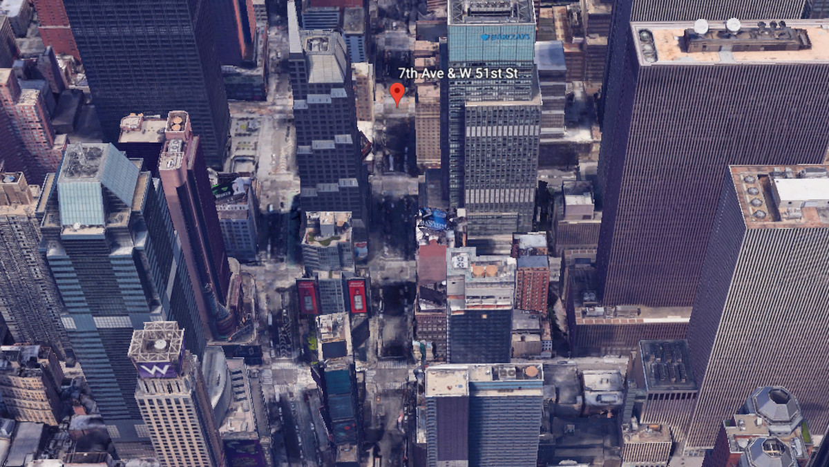 Helikopter rozbił się na dachu budynku Axa Equitable Centre w centrum Manhattanu, a następnie zapalił się. Awaria miała miejsce przy 787 Seventh Avenue. Zginął pilot śmigłowca - podają amerykańskie media.