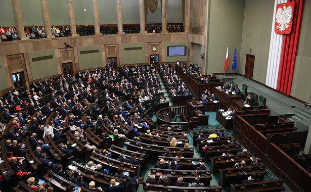 PiS traci poparcie, a Nowoczesna pod progiem wyborczym. SONDAŻ