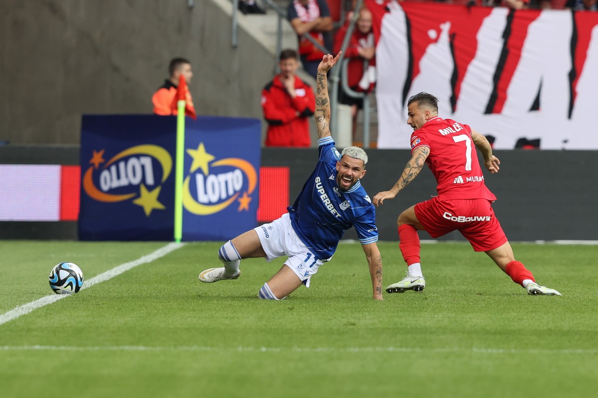 Piłkarz Widzewa Łódź Mato Milos (P) i Kristoffer Velde (L) z Lecha Poznań podczas meczu Ekstraklasy