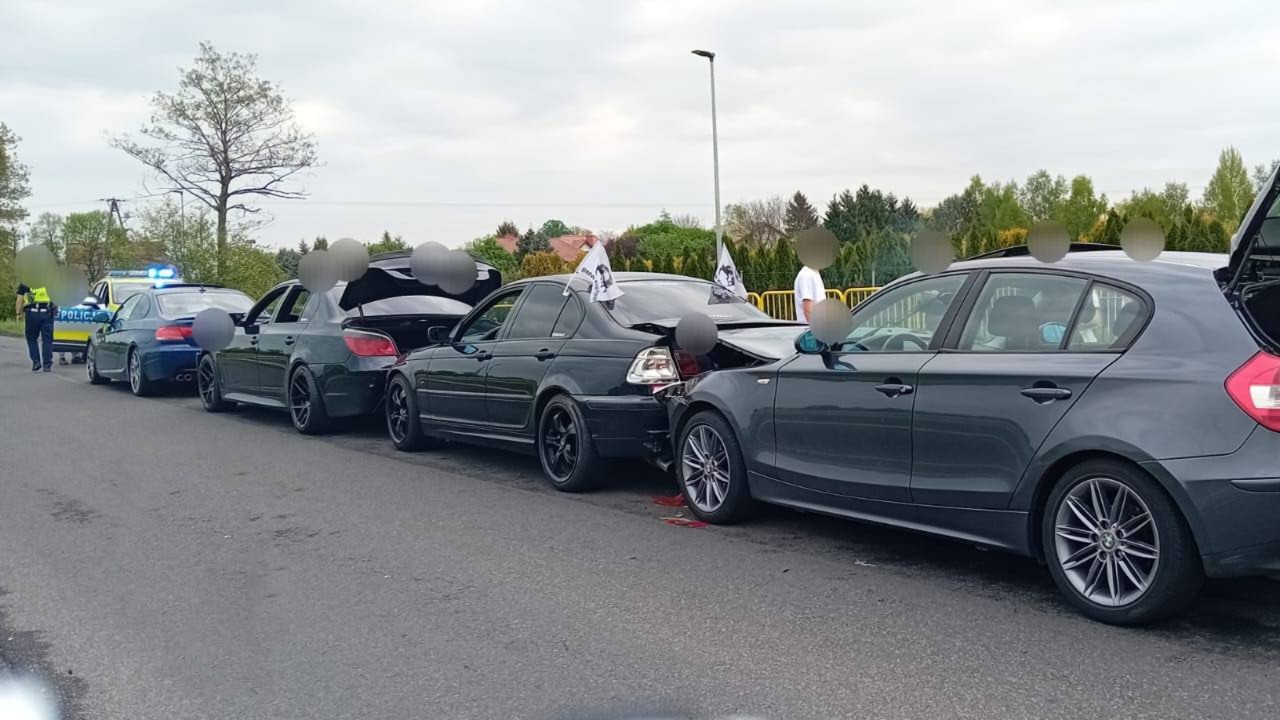 Nietypowy wypadek koło Torunia. Zderzyły się cztery auta jednej marki