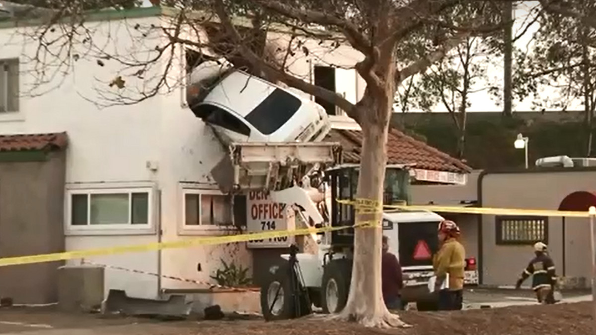 Dwie osoby zostały niegroźnie ranne po tym, jak rozpędzone auto wpadło do lokalu. Do niecodziennego zdarzenia doszło na piętrze budynku w Santa Ana w Kalifornii.
