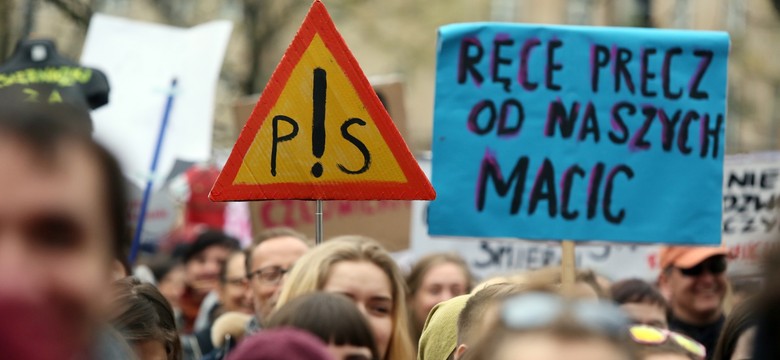 "Ręce precz od naszych macic". Protesty przeciw ograniczaniu prawa do aborcji [GALERIA]