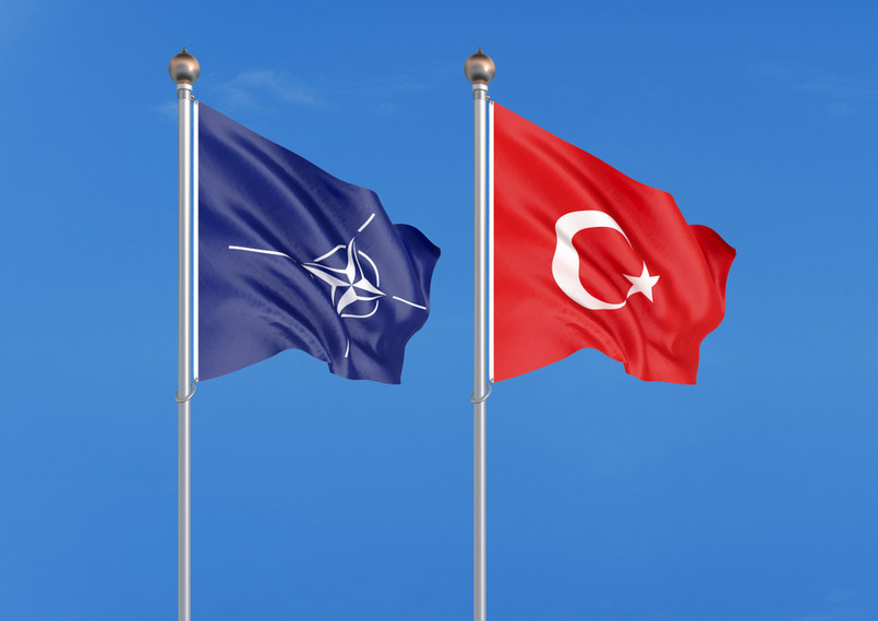 Prezydenci USA i Francji, Donald Trump i Emmanuel Macron, którzy we wtorek rozmawiali przez blisko godzinę na marginesie szczytu NATO, nie zgadzają się w ocenie Turcji jako członka NATO - pisze Associated Press.