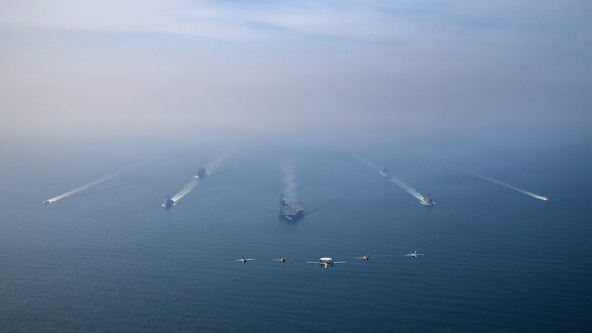 Lietadlová loď triedy Nimitz amerického námorníctva USS Abraham Lincoln vedie svoju údernú skupinu počas fotografického cvičenia v Arabskom mori, 6. februára 2026.