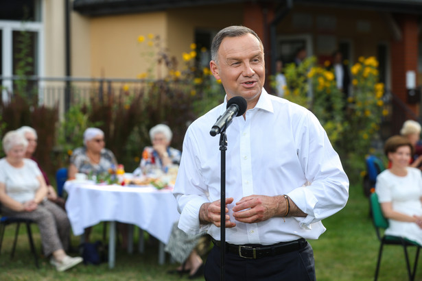 Prezydent: W poniedziałek wchodzi w życie ustawa wprowadzająca na stałe 14. emeryturę